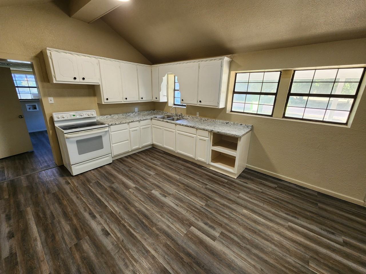902 W 14th St #1 - Photo 3 of 10
