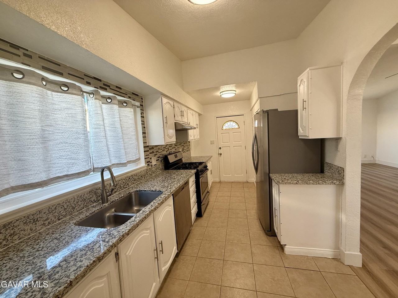 1016 W Avenue J14 - Photo 2 of 12