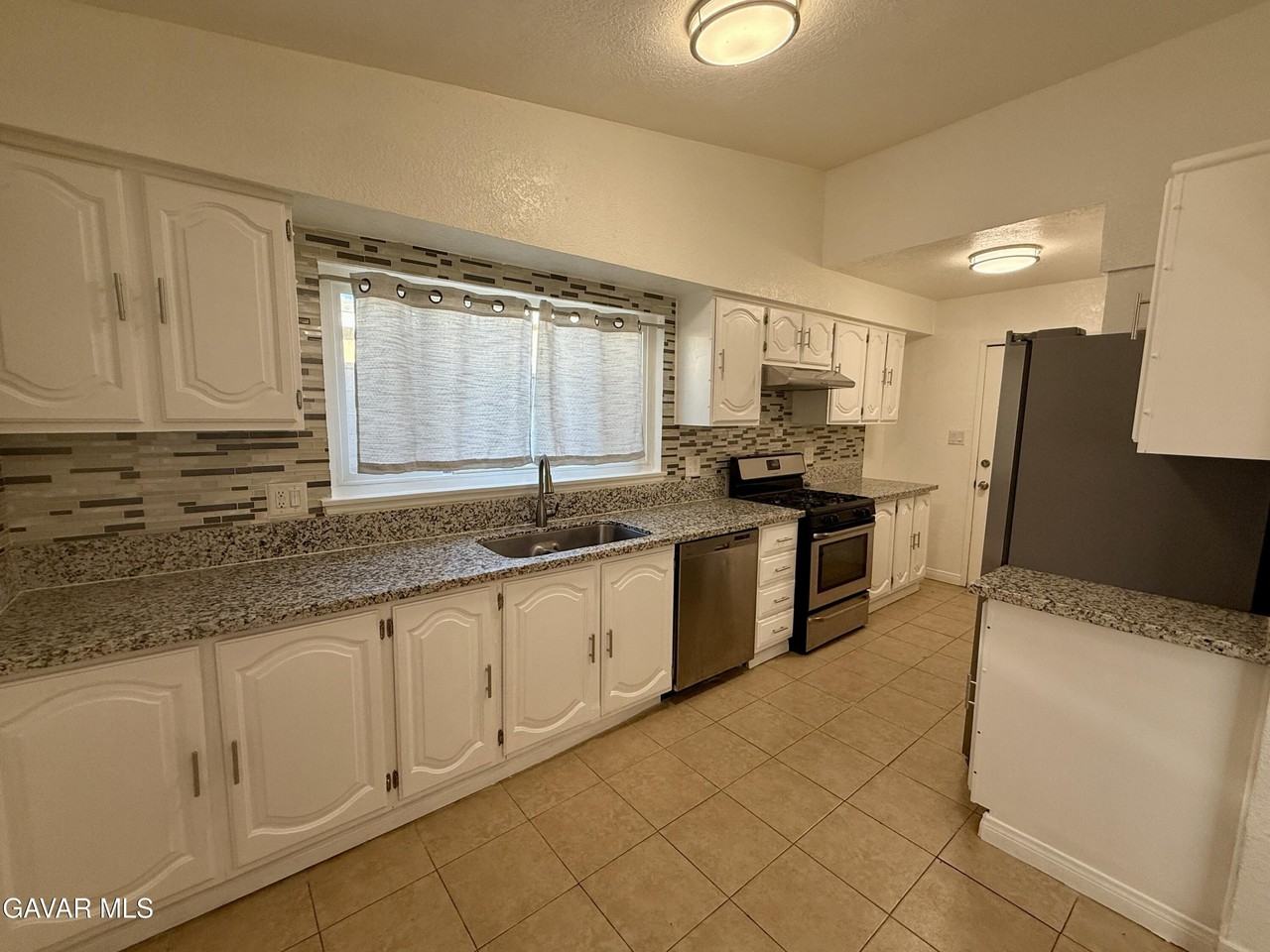 1016 W Avenue J14 - Photo 3 of 12