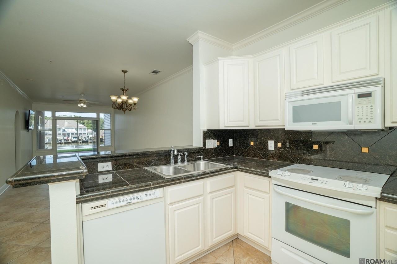 12386 River Highlands Dr #B - Photo 3 of 32