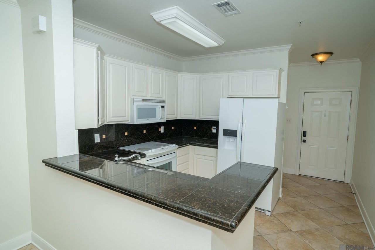 12386 River Highlands Dr #B - Photo 5 of 32