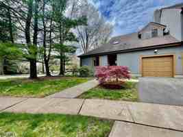 featured image of 2 Hawthorne Pl