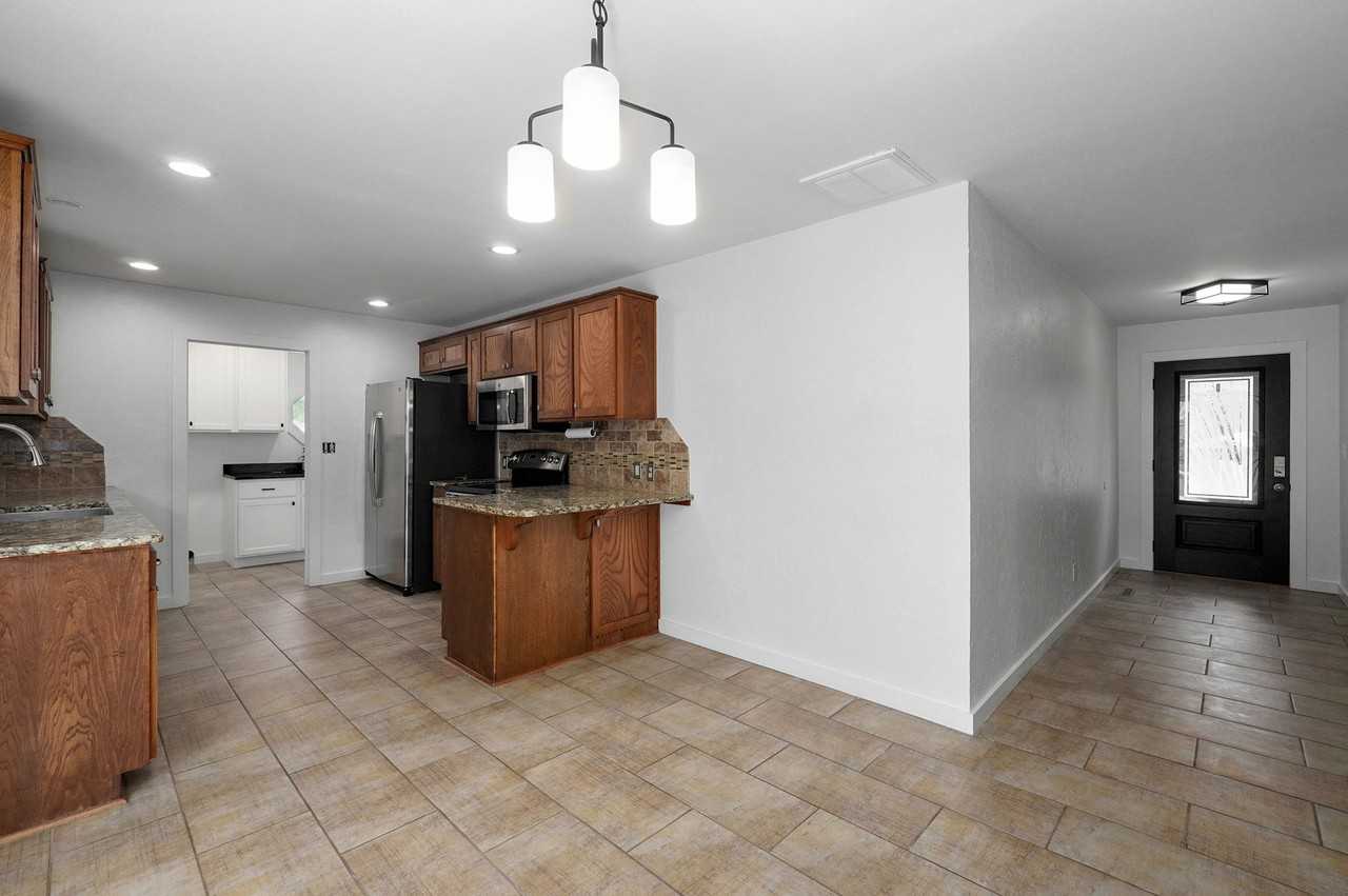 835 E Powell St #1 - Photo 7 of 26