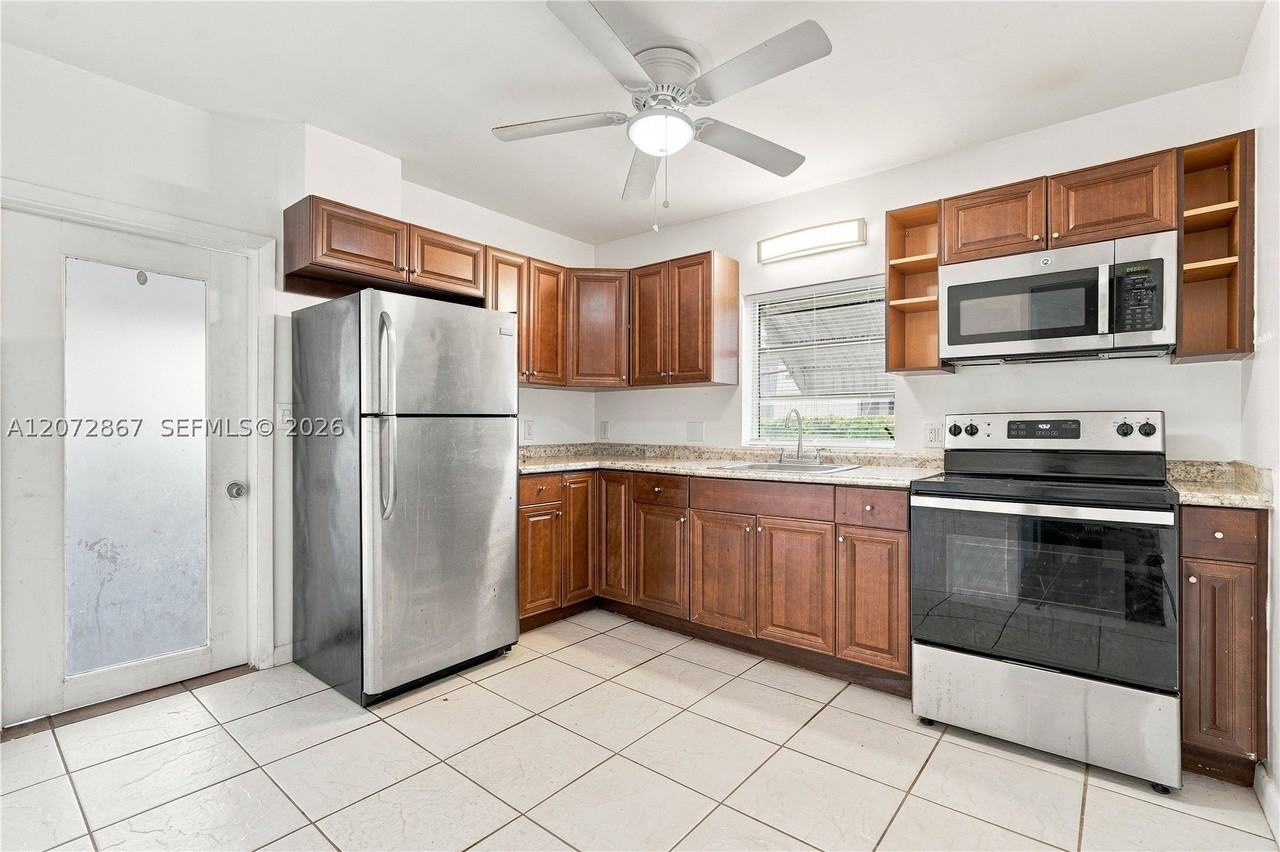 126 Se 4th St - Photo 4 of 39