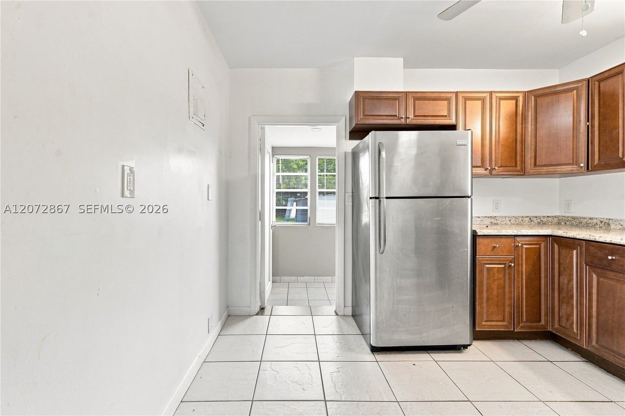 126 Se 4th St - Photo 5 of 39