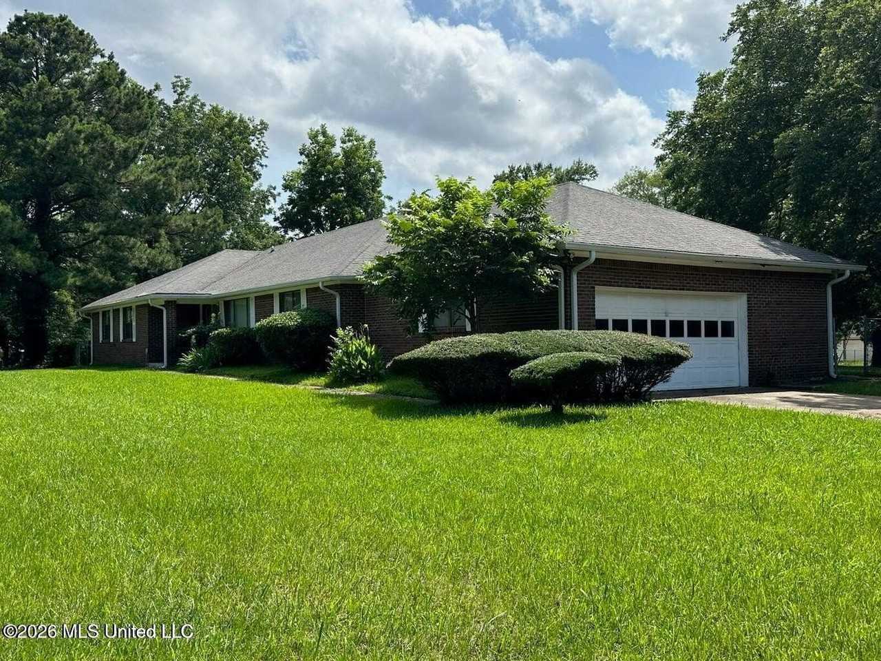 1195 N Old Canton Rd - Photo 2 of 32