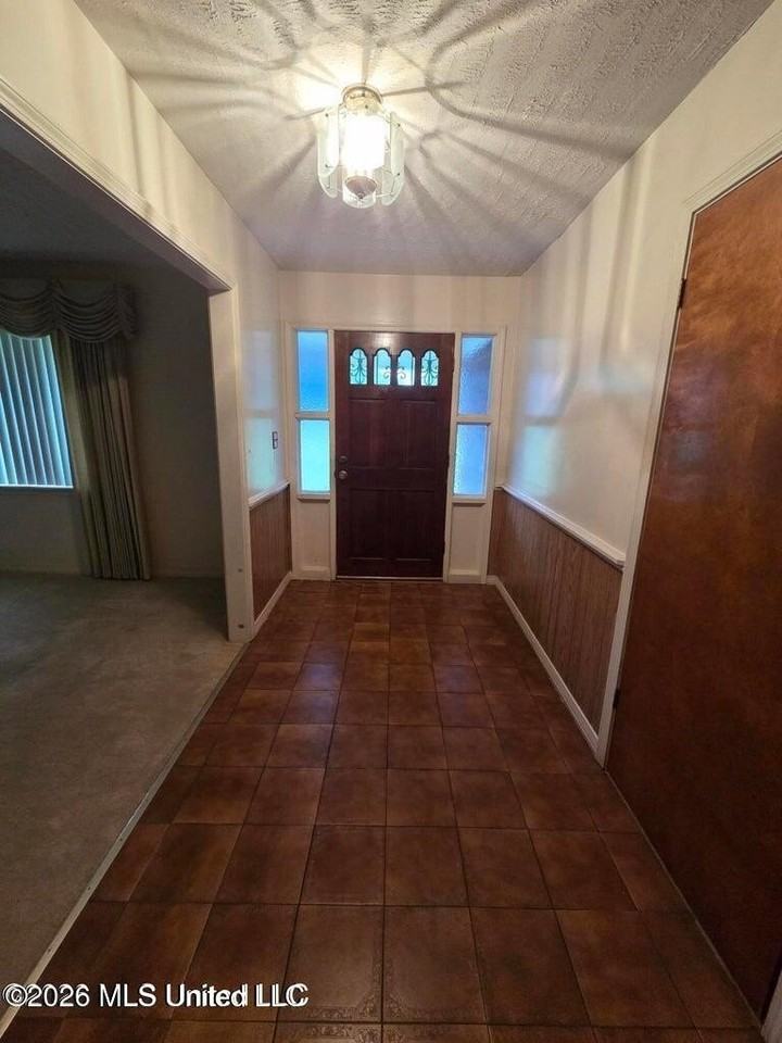 1195 N Old Canton Rd - Photo 4 of 32