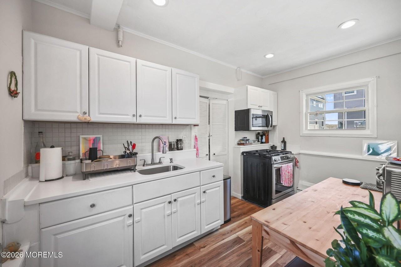 208 4th Ave #D - Photo 4 of 20