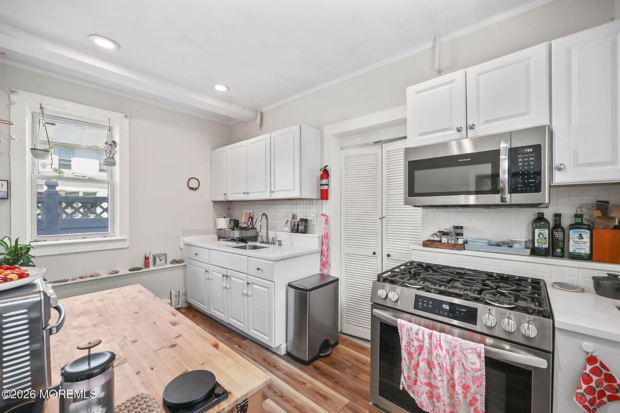 208 4th Ave #D - Photo 5 of 20