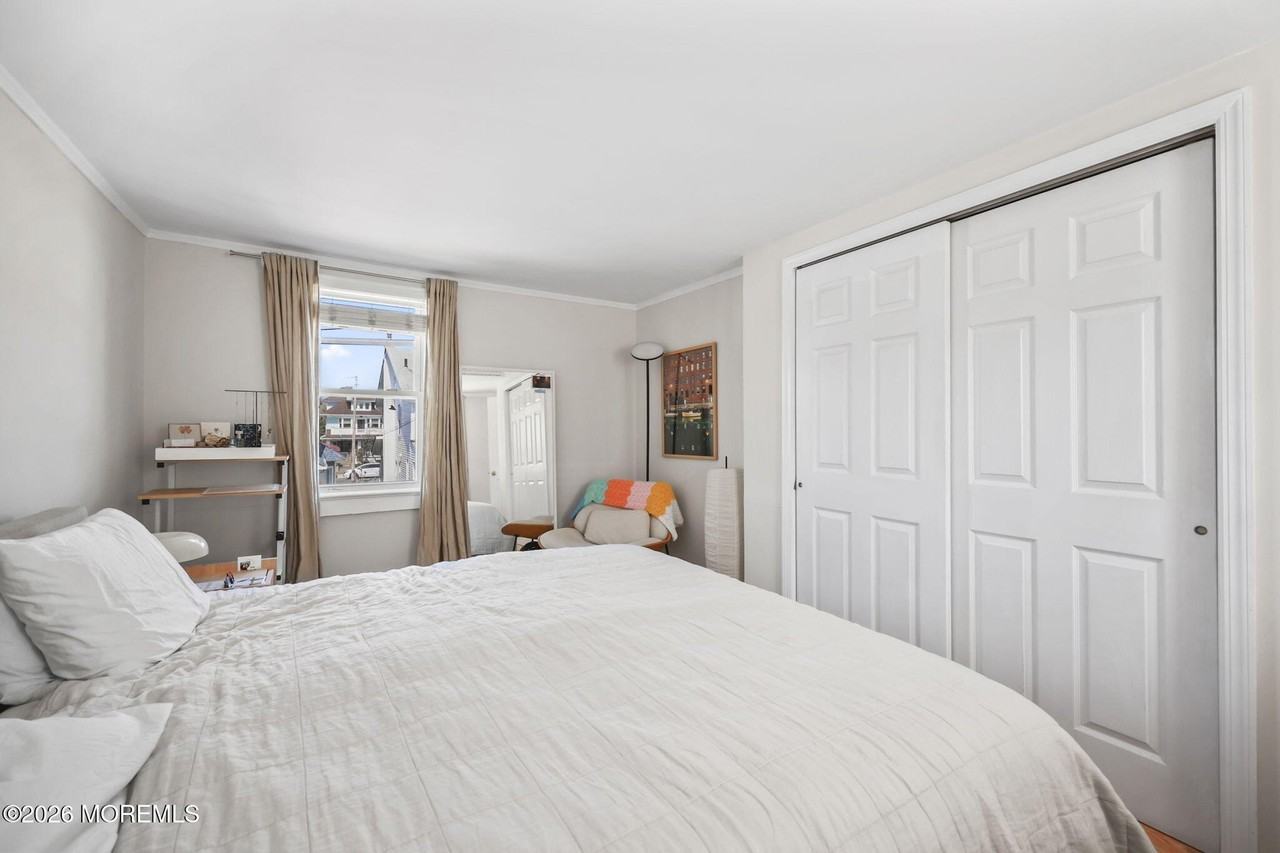 208 4th Ave #D - Photo 6 of 20