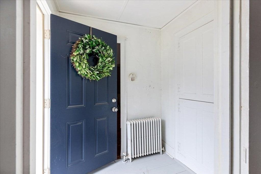 218 Sandwich St - Photo 5 of 38
