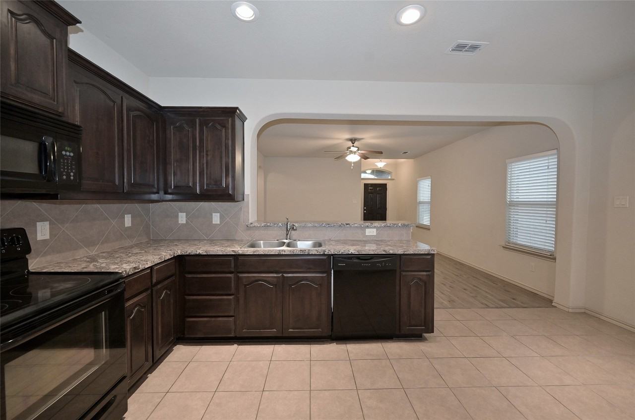 5921 Comanche Peak Dr - Photo 7 of 40