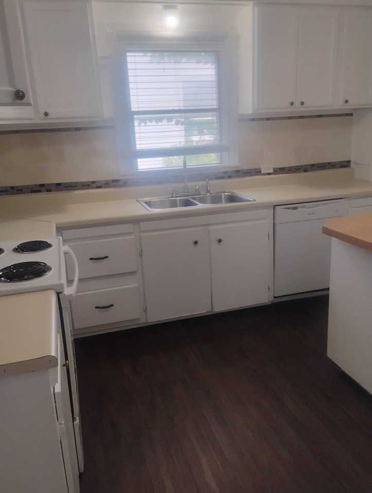 411 Cooke St - Photo 3 of 19