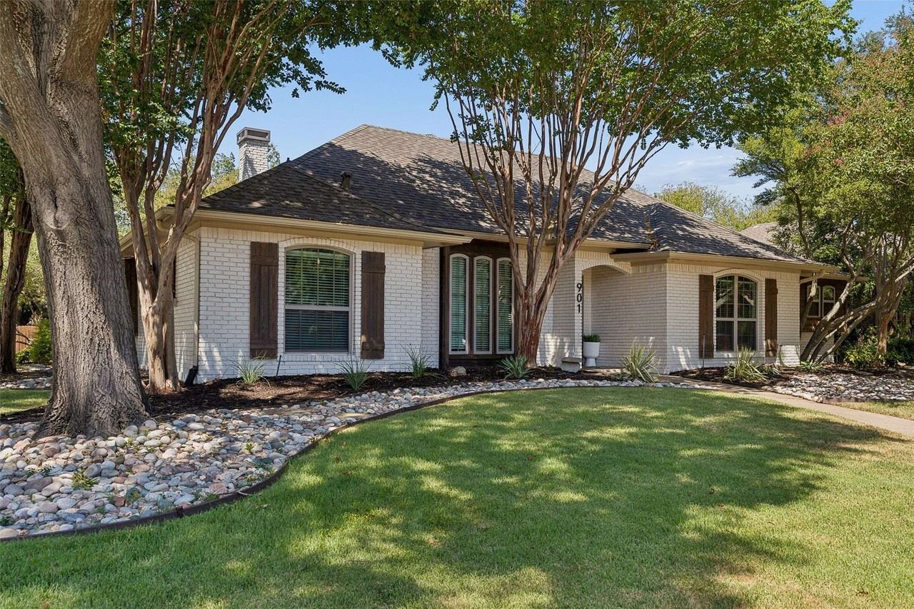 901 Autumn Lake Dr - Photo 2 of 39