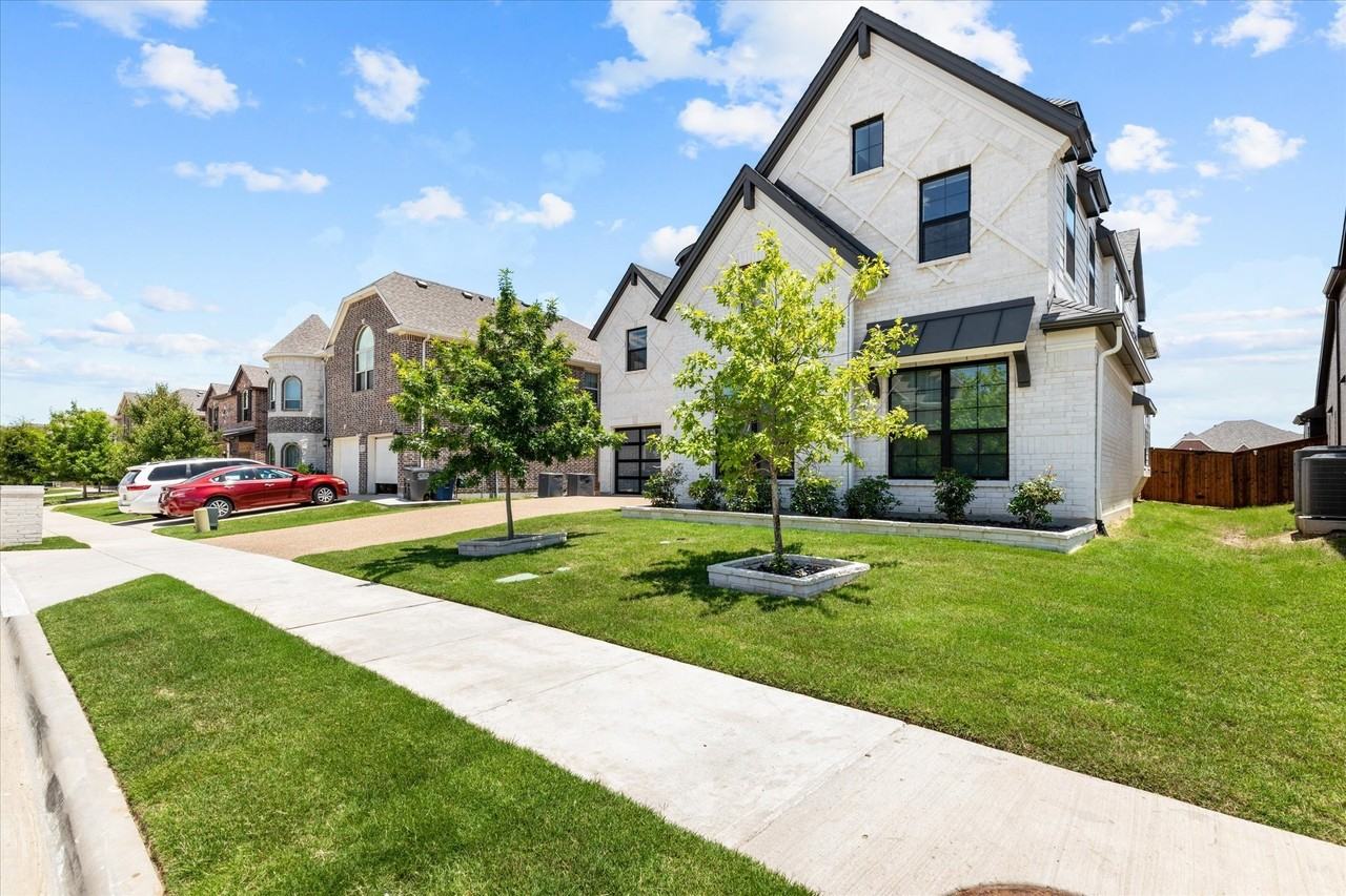 721 Yarrow St - Photo 2 of 40