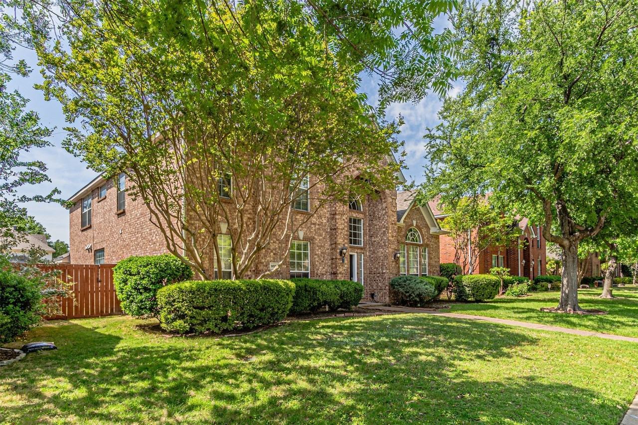 1025 Basilwood Dr - Photo 2 of 31