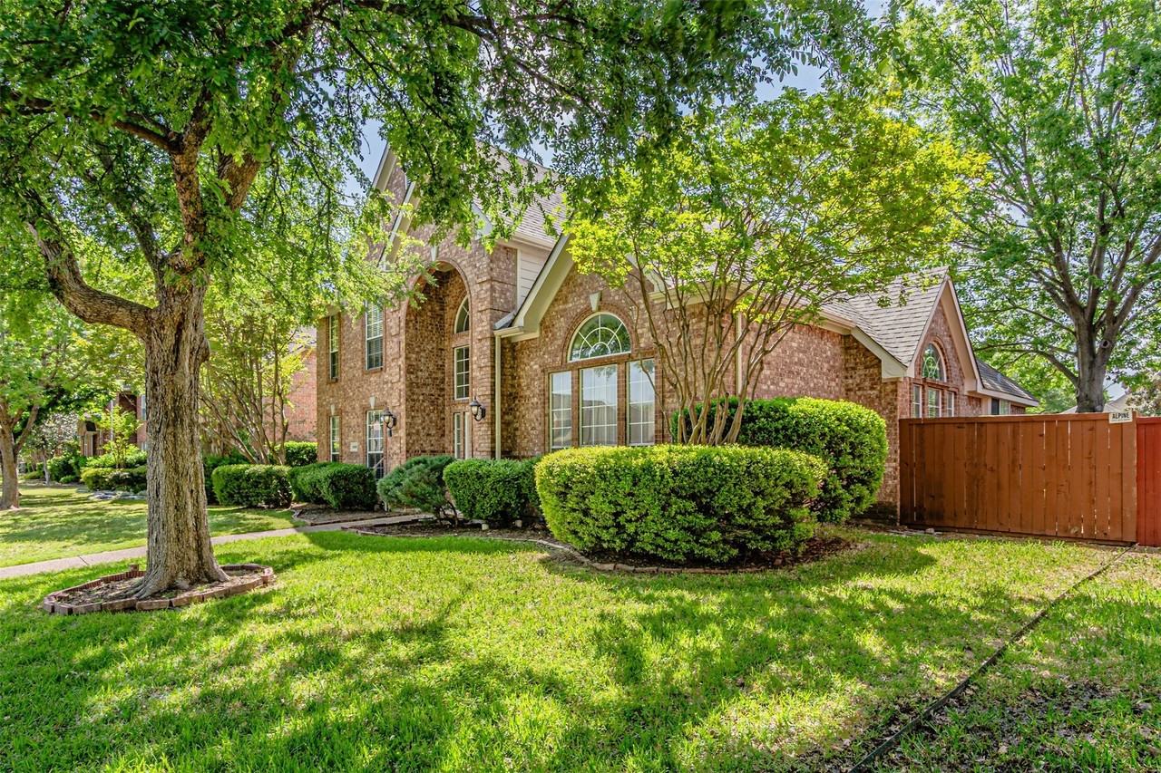 1025 Basilwood Dr - Photo 3 of 31