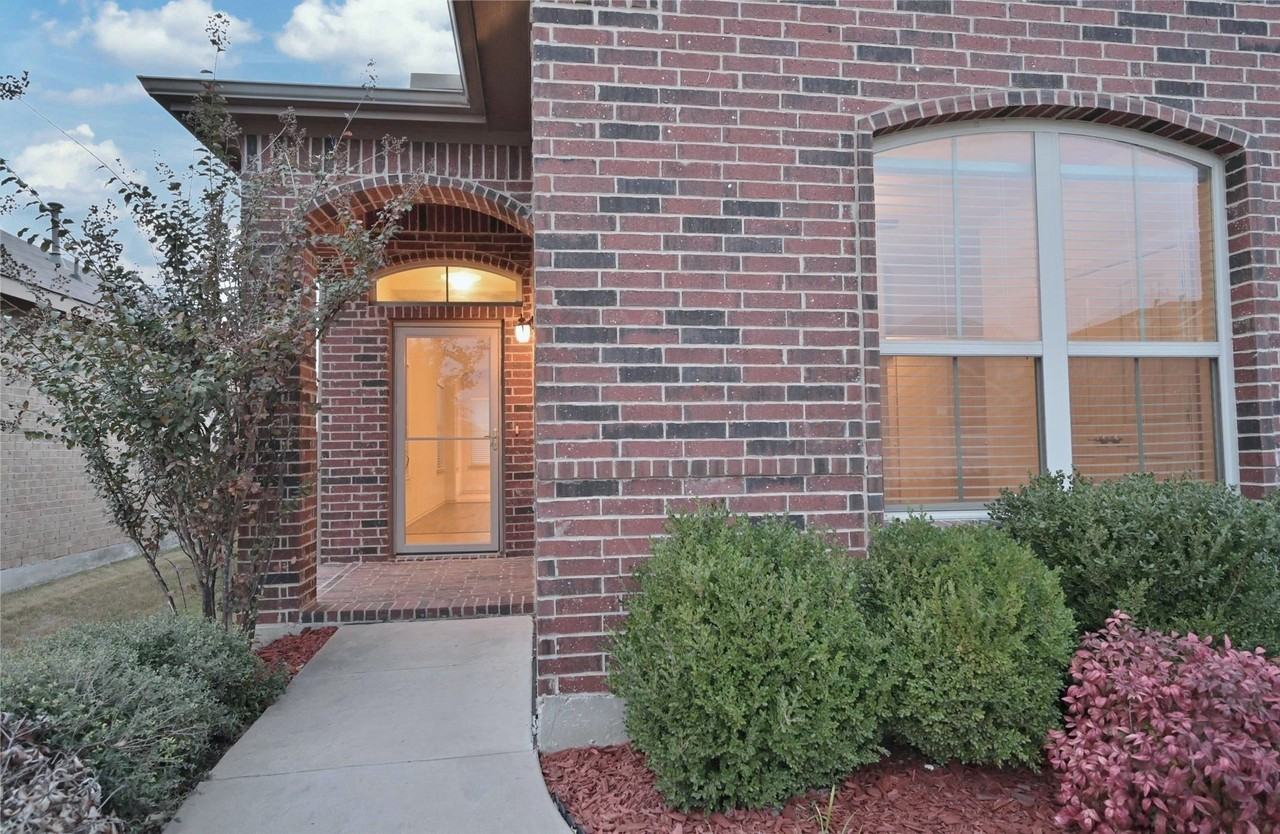 5921 Comanche Peak Dr - Photo 3 of 40