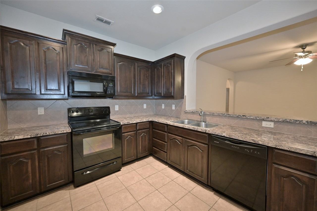 5921 Comanche Peak Dr - Photo 5 of 40