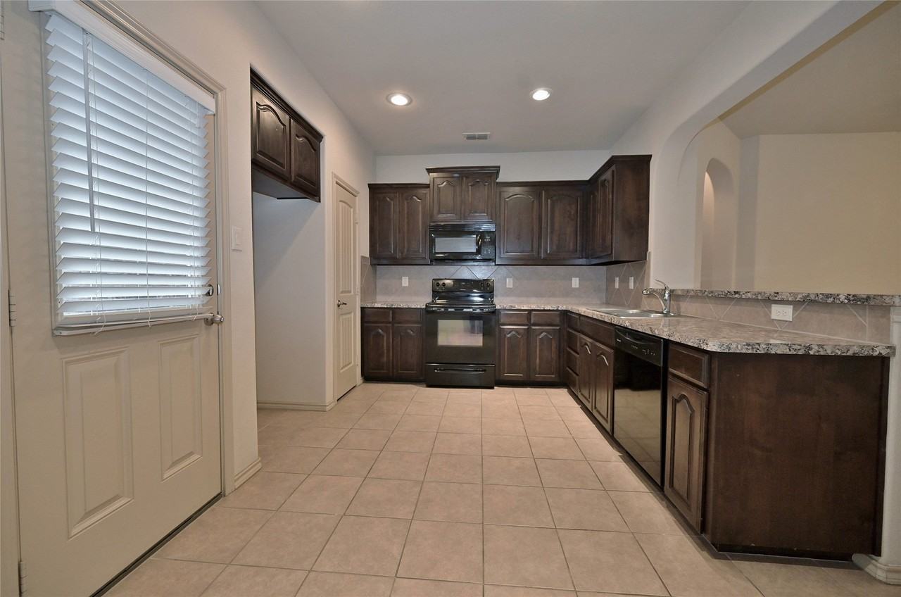 5921 Comanche Peak Dr - Photo 6 of 40
