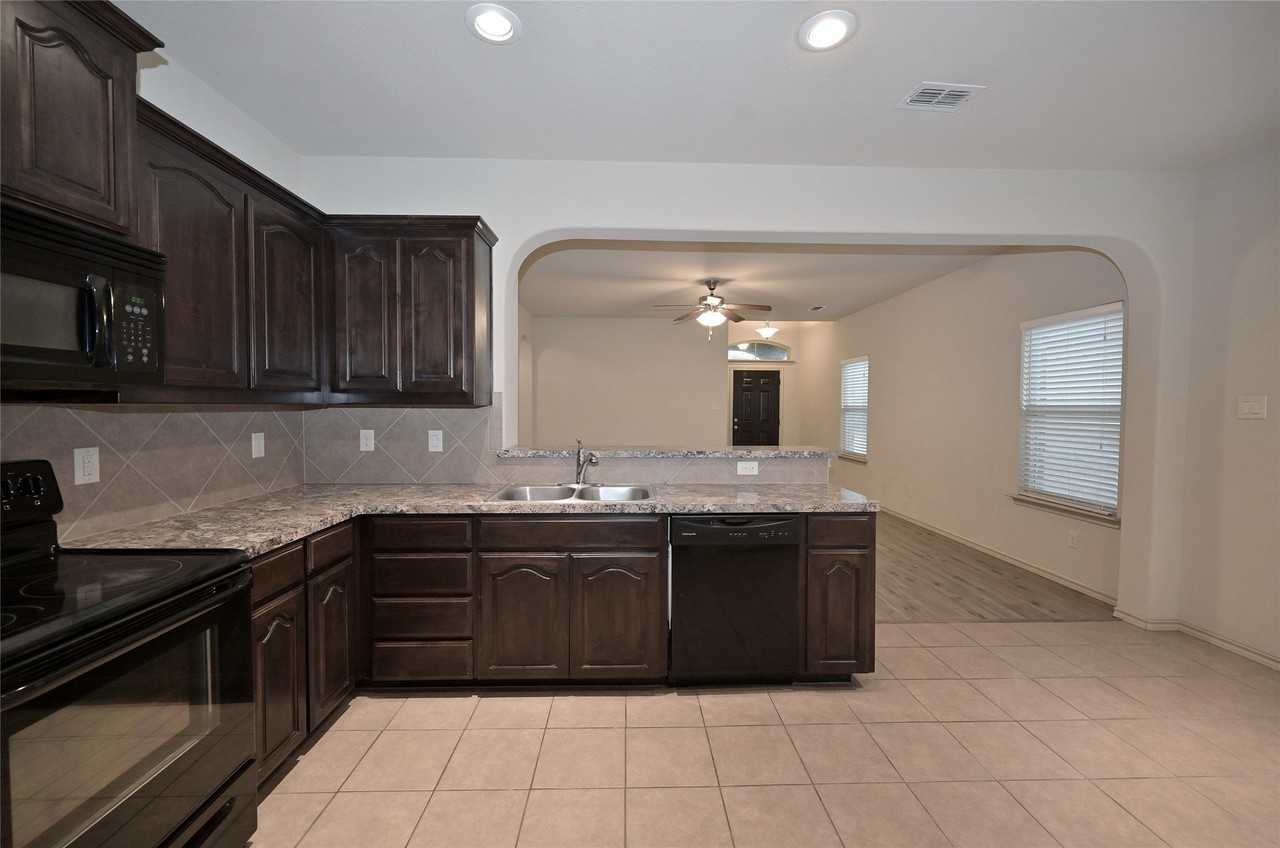 5921 Comanche Peak Dr - Photo 7 of 40