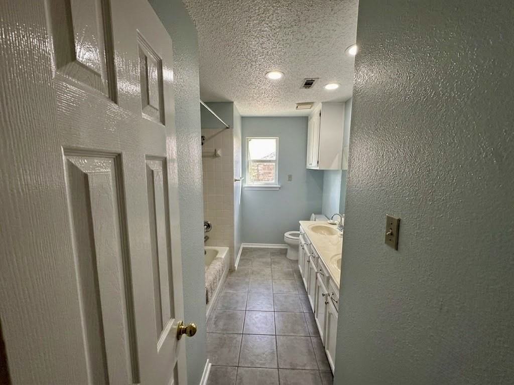 2332 Boardwalk Dr - Photo 2 of 8