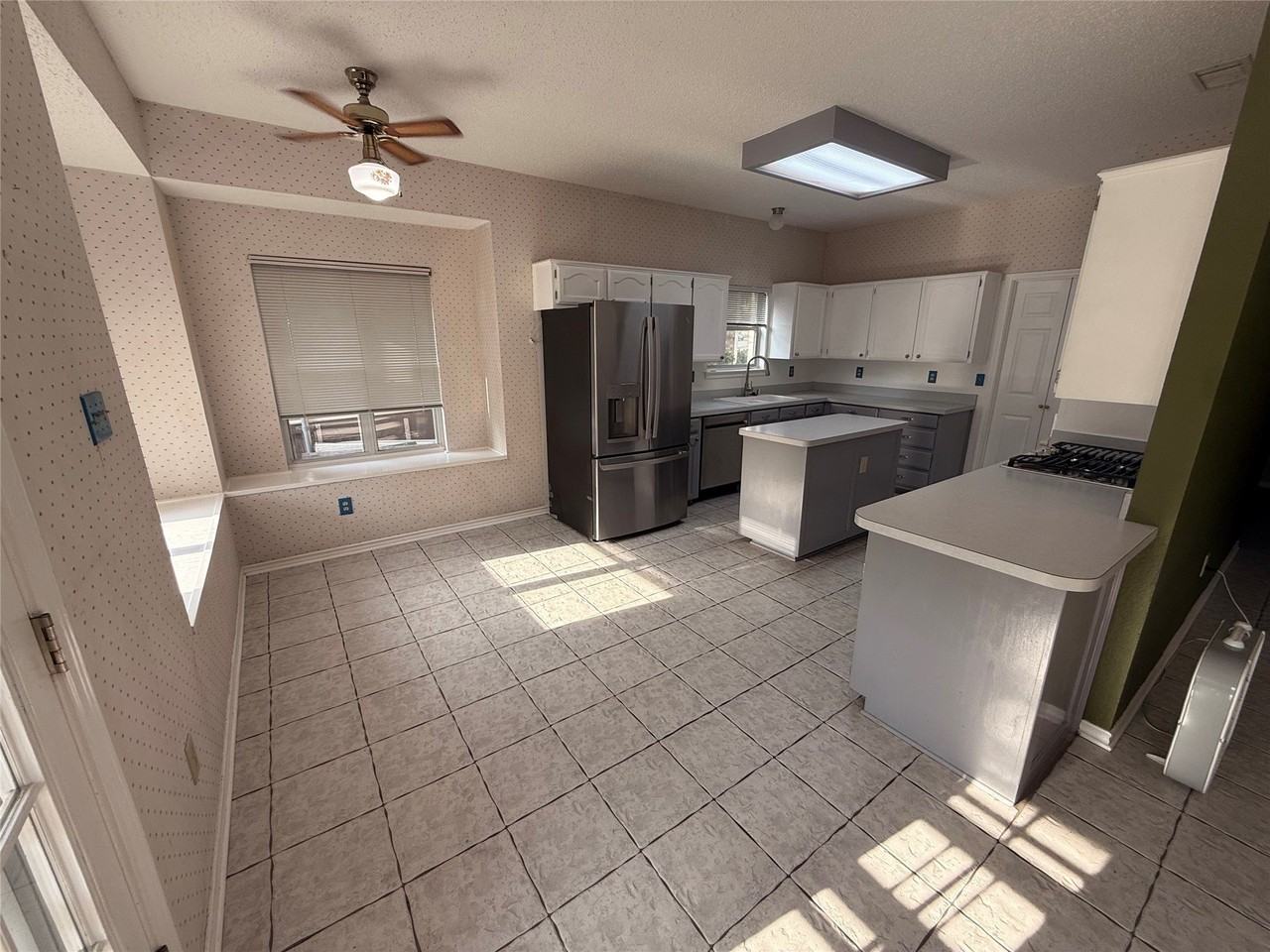 2332 Boardwalk Dr - Photo 5 of 8