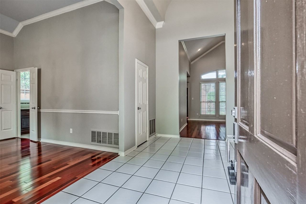 3833 Stockport Dr - Photo 3 of 36