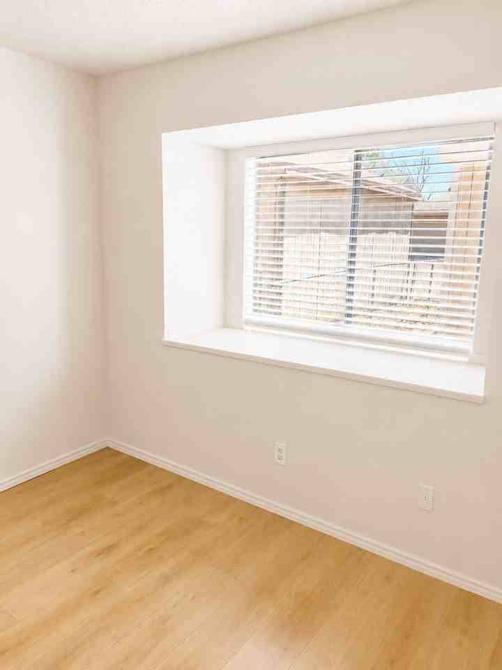 4952 Berridge Ln - Photo 7 of 40