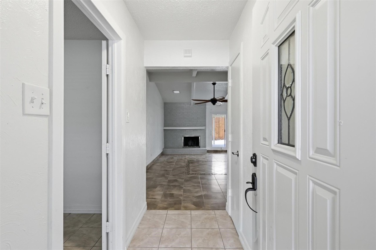 2400 York Minster Ct - Photo 3 of 33