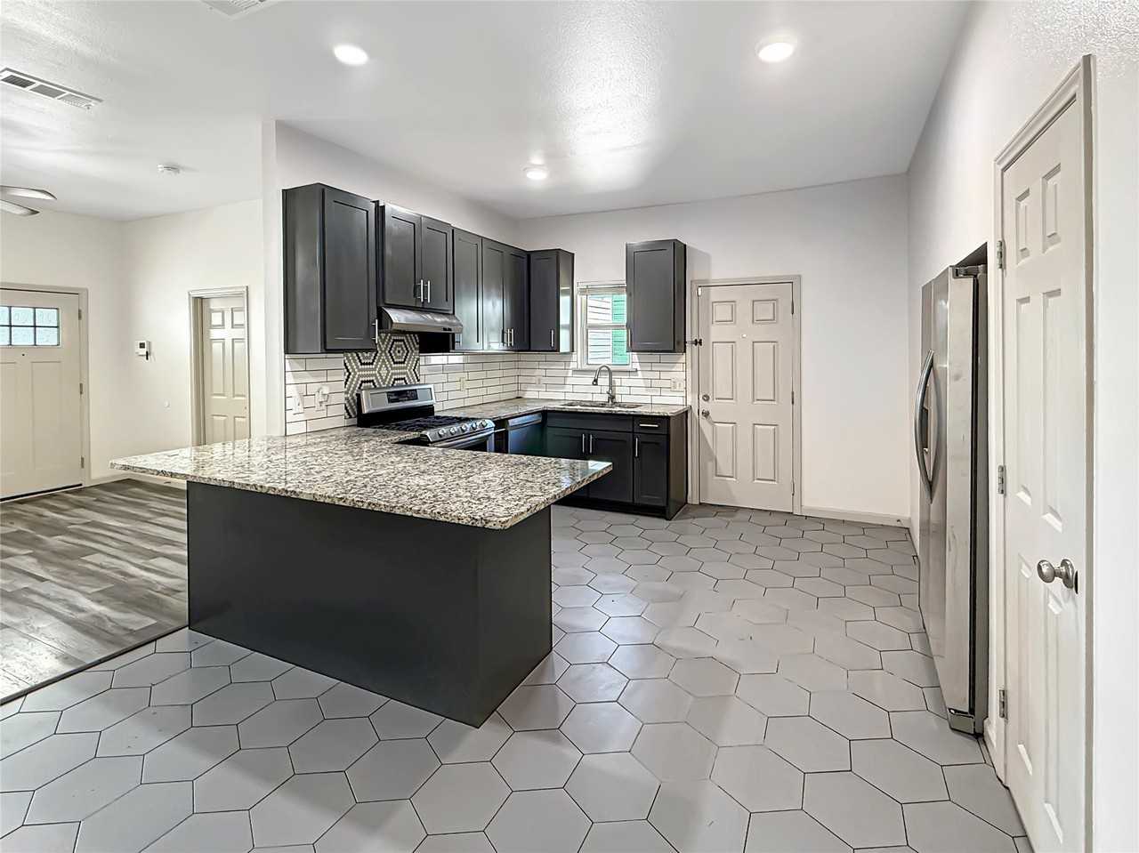 1719 Nw 25th St - Photo 5 of 17