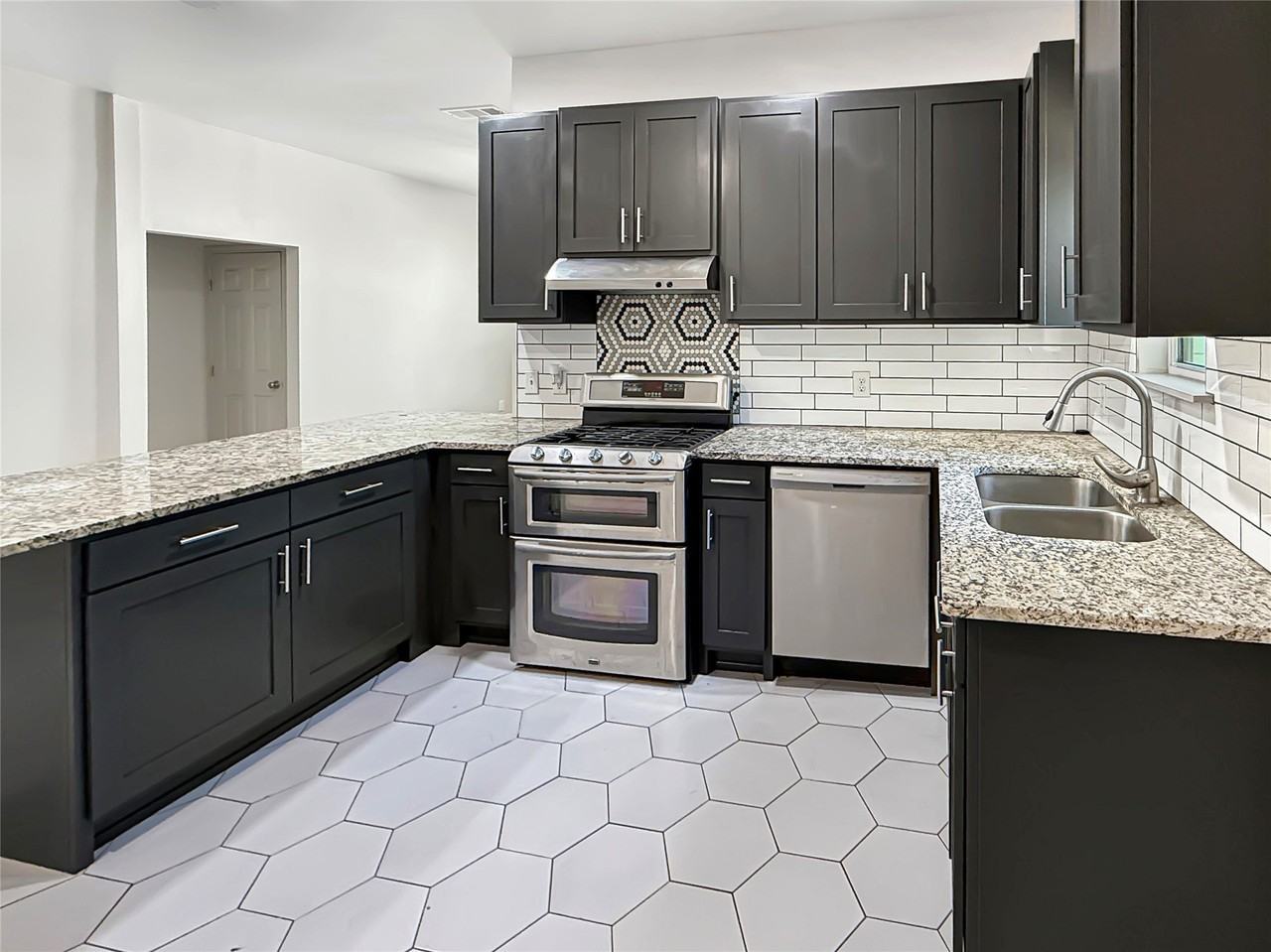1719 Nw 25th St - Photo 6 of 17