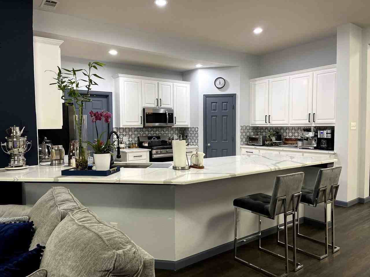 12146 Gonzales Dr - Photo 4 of 16