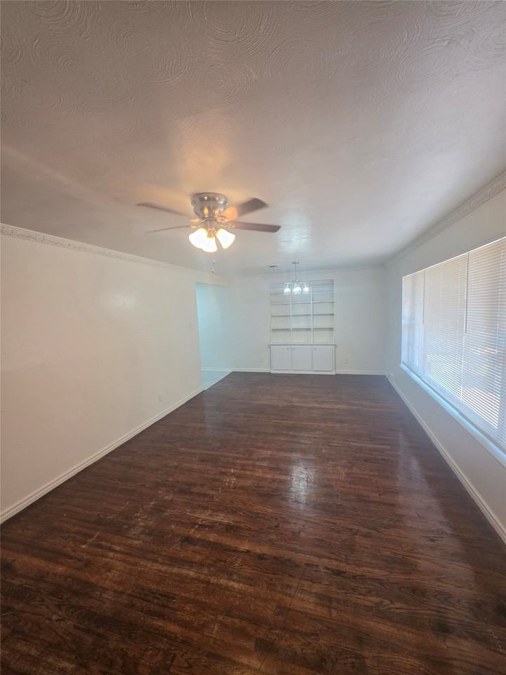 5415 Spruce View Dr - Photo 3 of 18