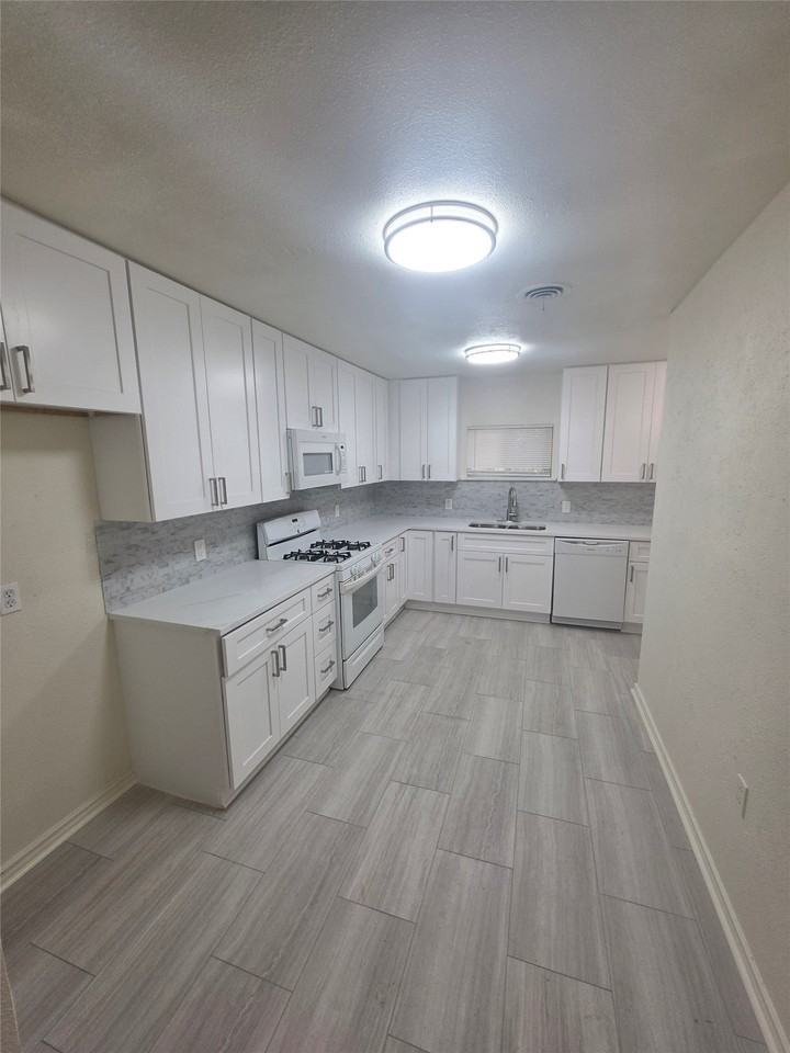 5415 Spruce View Dr - Photo 4 of 18