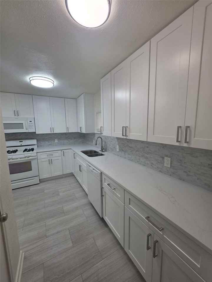 5415 Spruce View Dr - Photo 5 of 18