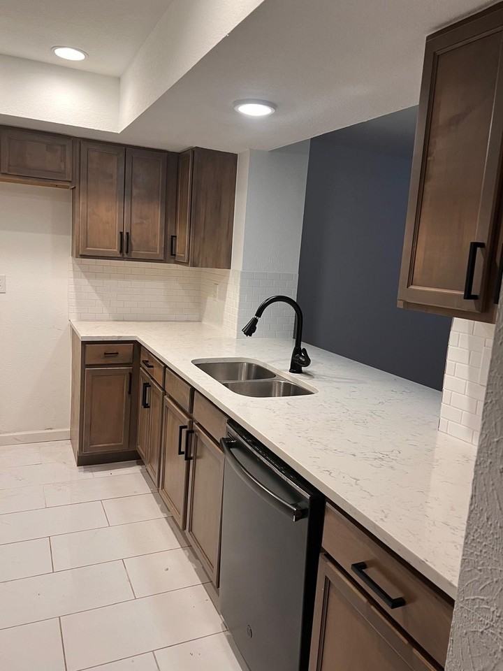 805 Summercreek Dr - Photo 2 of 19