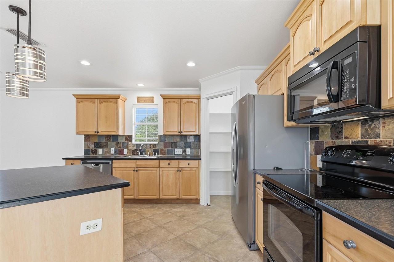 633 Rose Garden Dr #2 - Photo 4 of 11