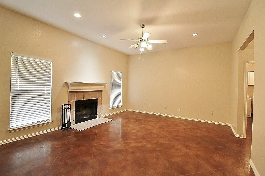 302 Aspen Ct W - Photo 4 of 18