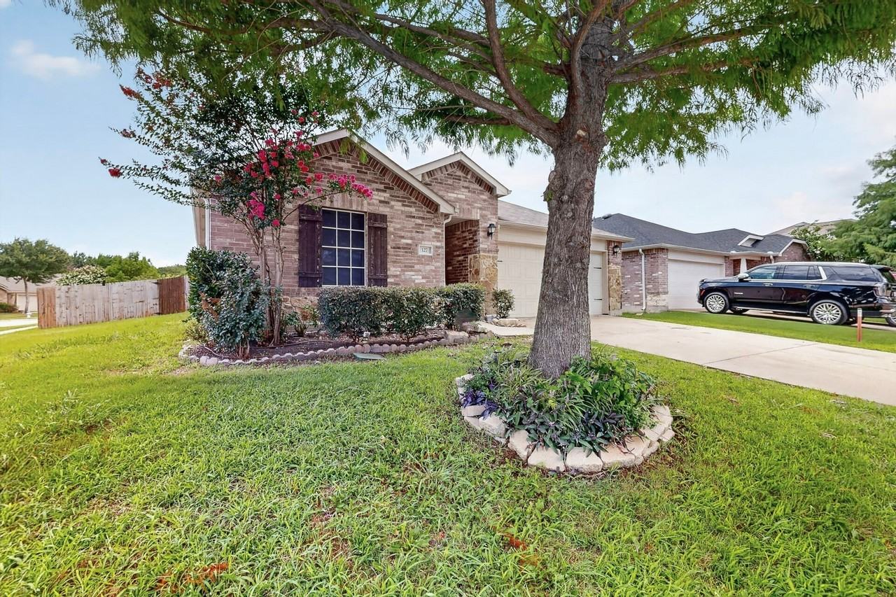 127 Abelia Dr - Photo 2 of 38