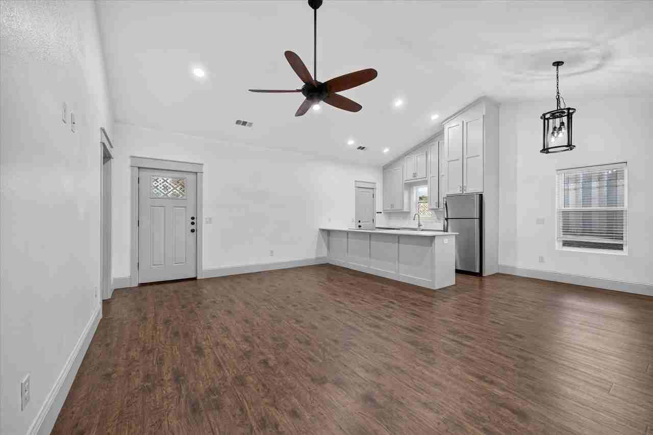 1216 W Nelson St - Photo 3 of 26