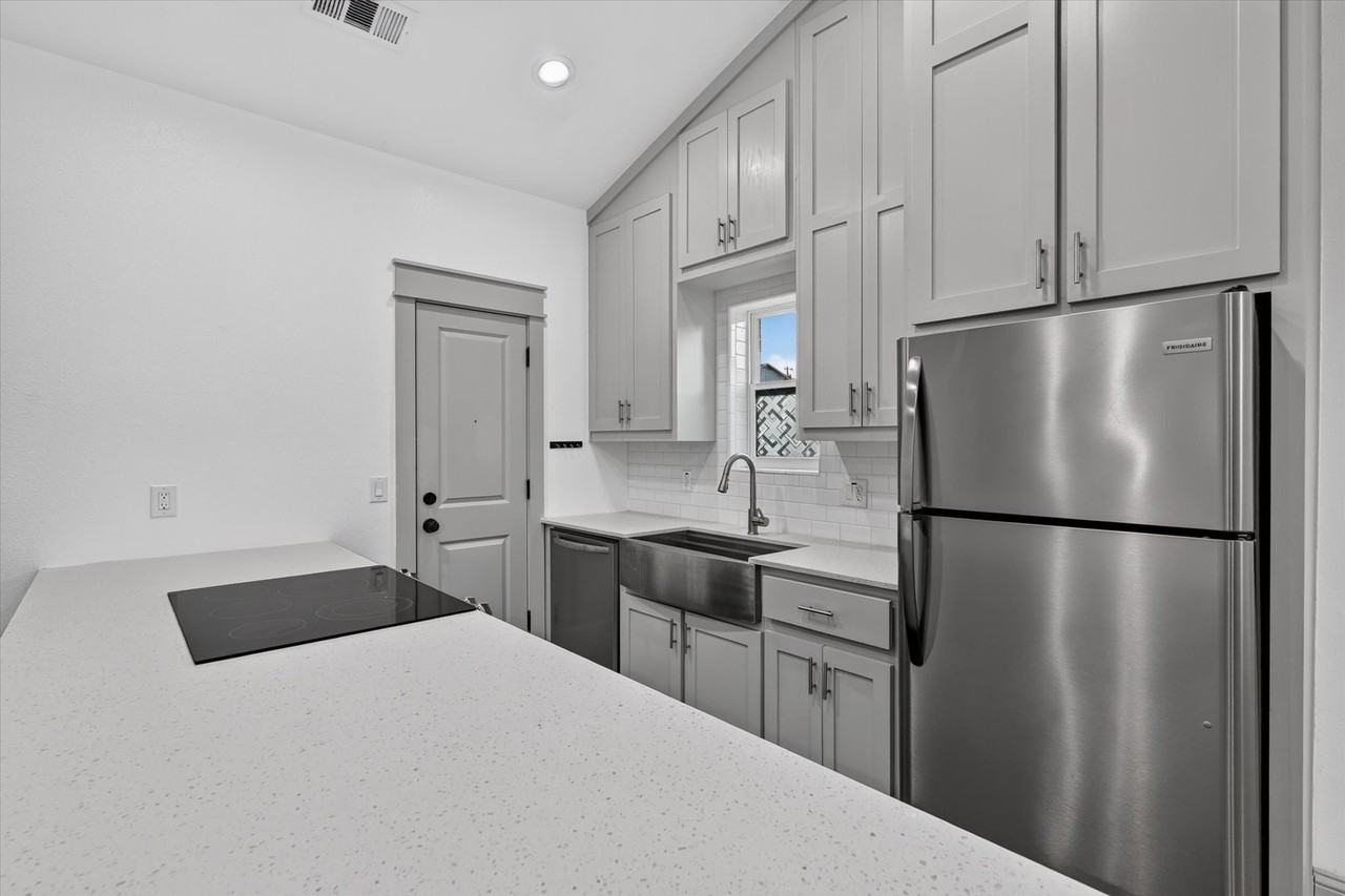 1216 W Nelson St - Photo 6 of 26