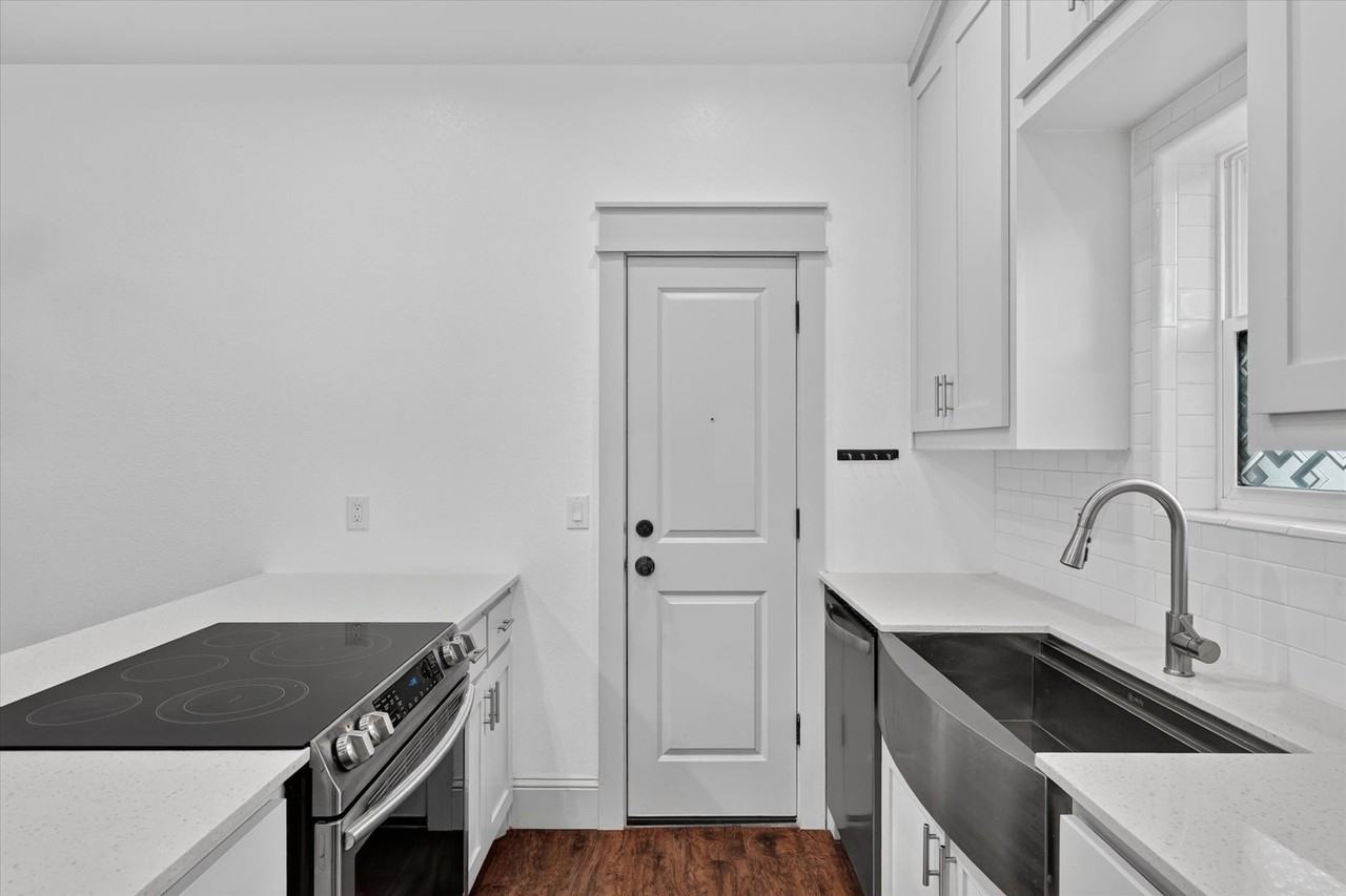 1216 W Nelson St - Photo 7 of 26