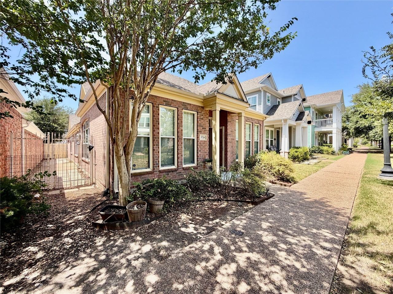 3720 Prague Mews - Photo 2 of 23