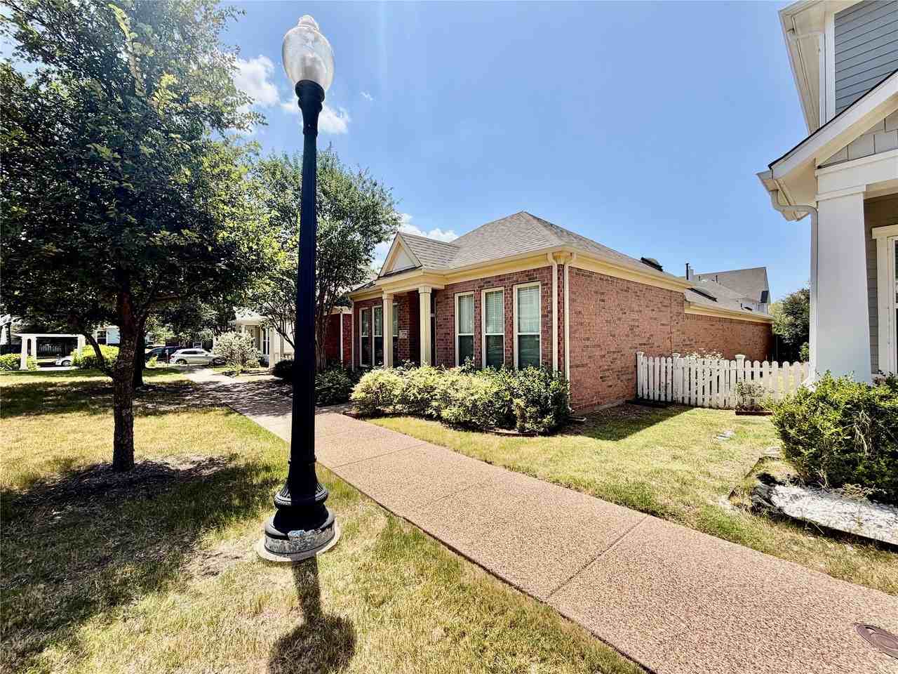 3720 Prague Mews - Photo 4 of 23