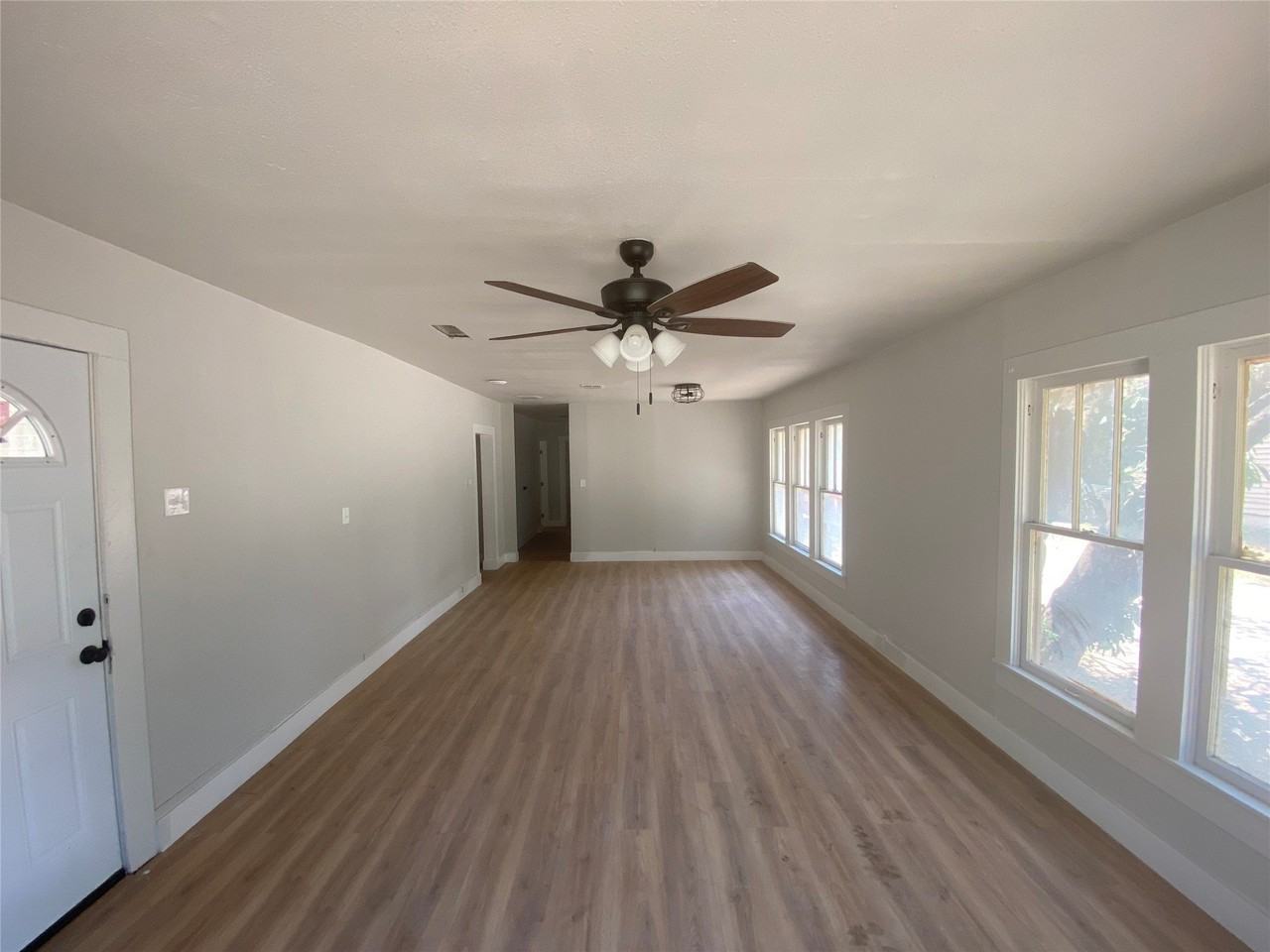 1042 W Tarleton St - Photo 4 of 13