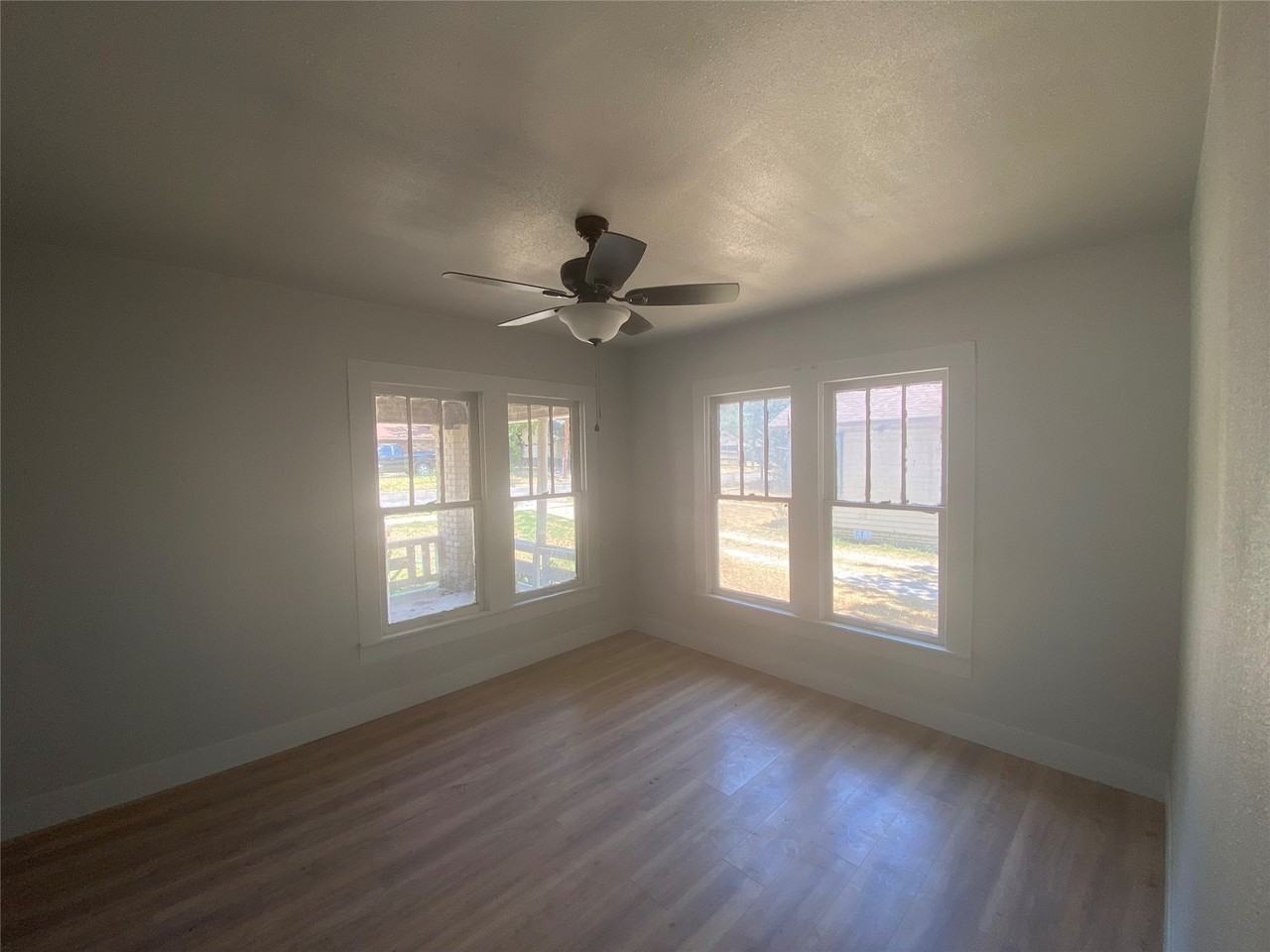 1042 W Tarleton St - Photo 5 of 13