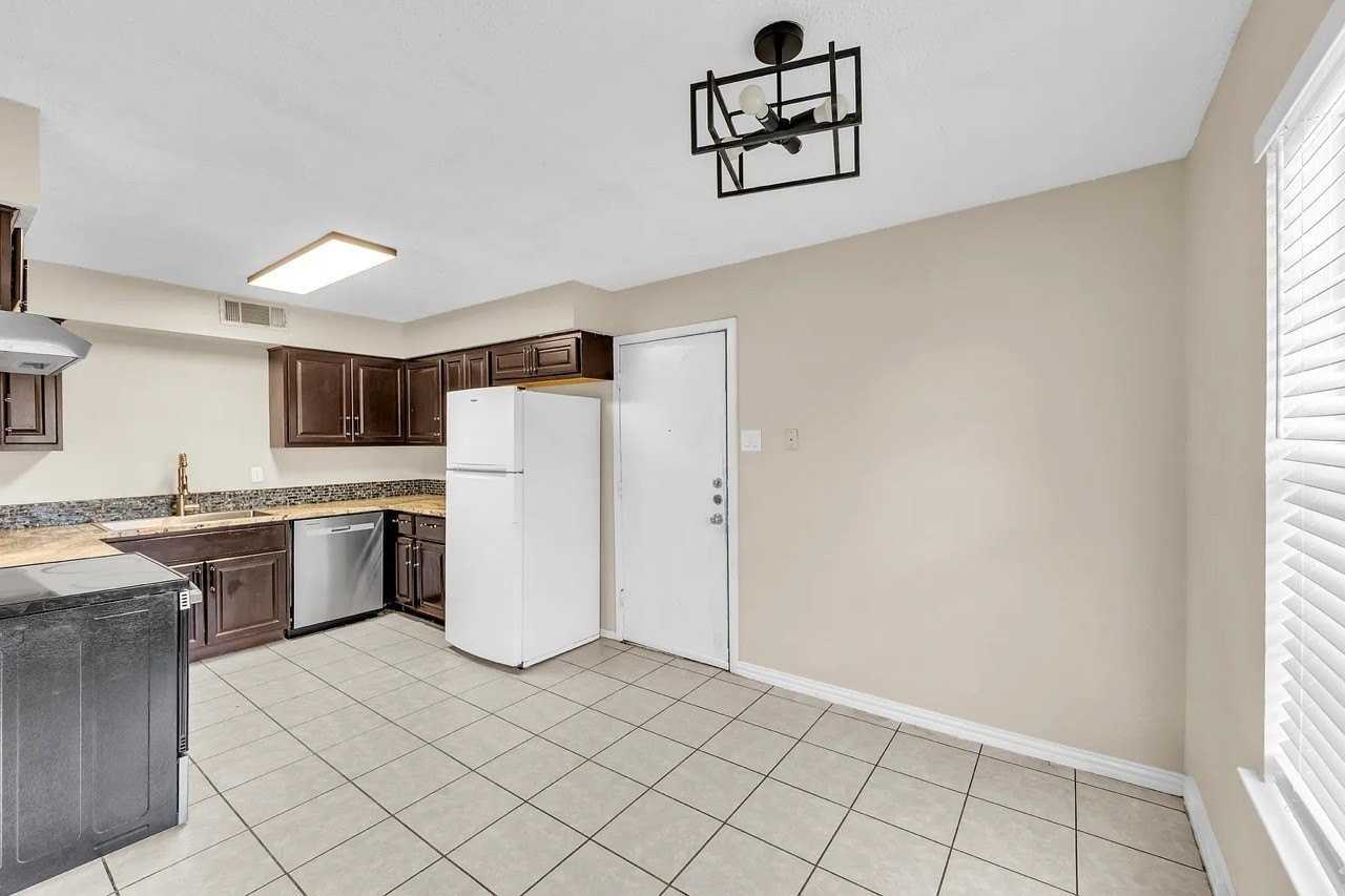 3024 Tudor Ln - Photo 4 of 16