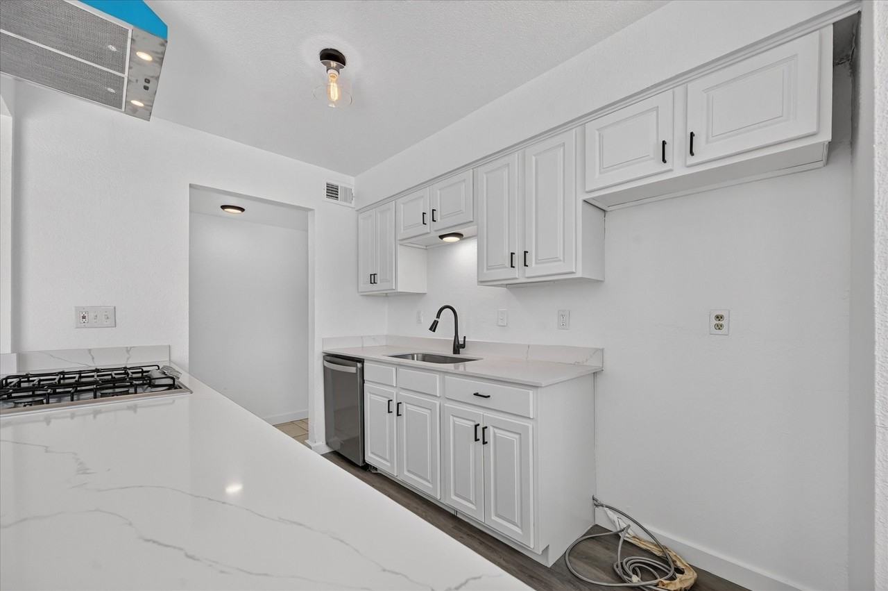 620 Royal Crest Dr - Photo 7 of 25
