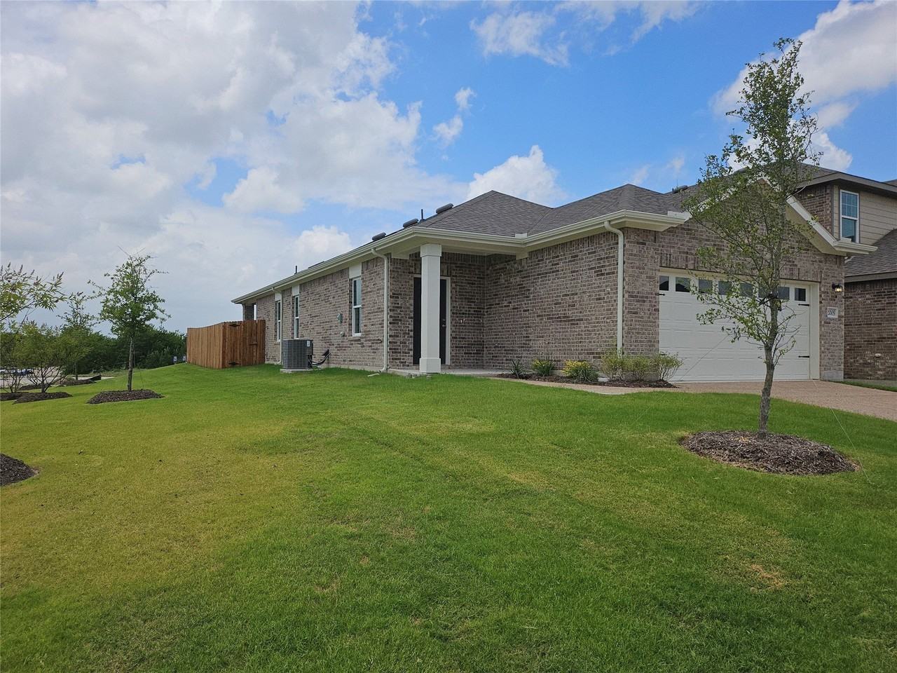 2005 Meadow Park Dr - Photo 2 of 12